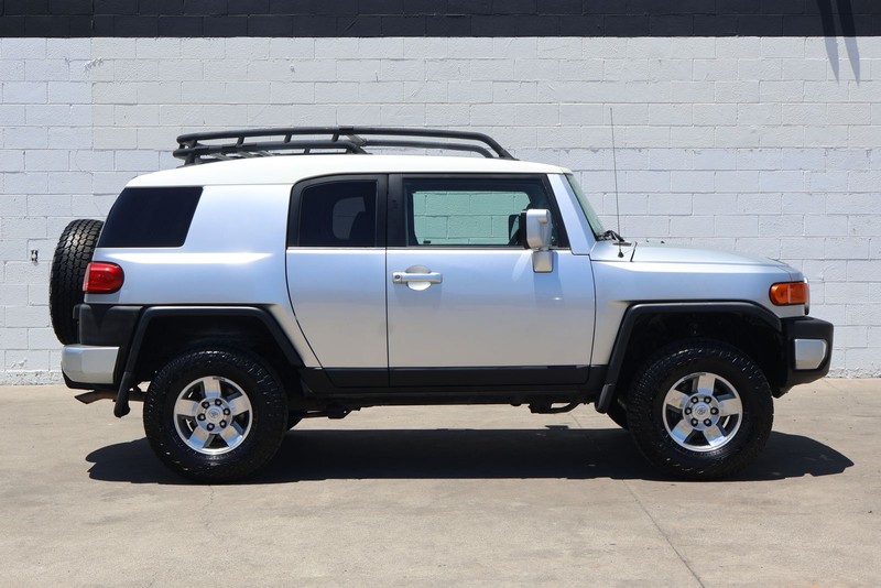 Toyota FJ Cruiser Vehicle Full-screen Gallery Image 04