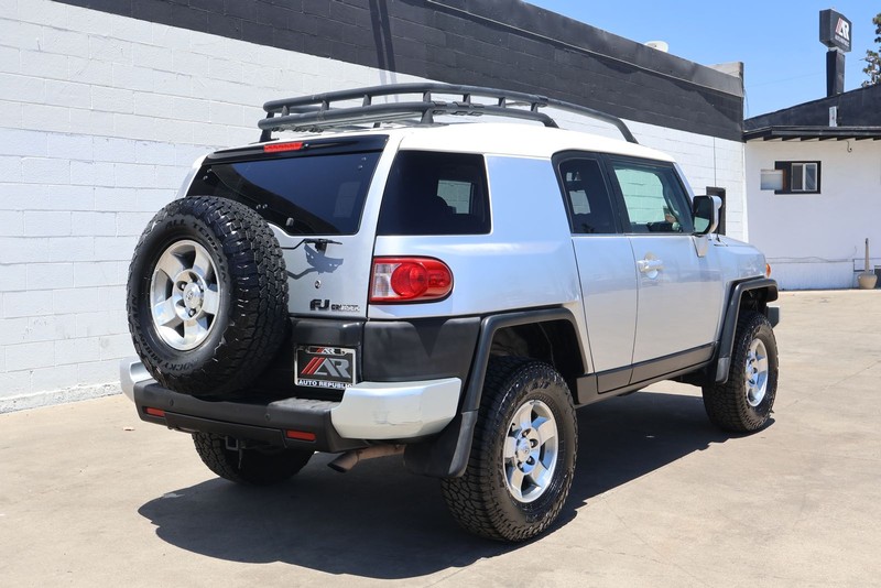 Toyota FJ Cruiser Vehicle Full-screen Gallery Image 05