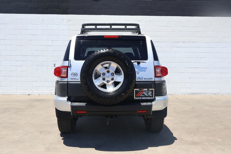 Toyota FJ Cruiser Vehicle Full-screen Gallery Image 06