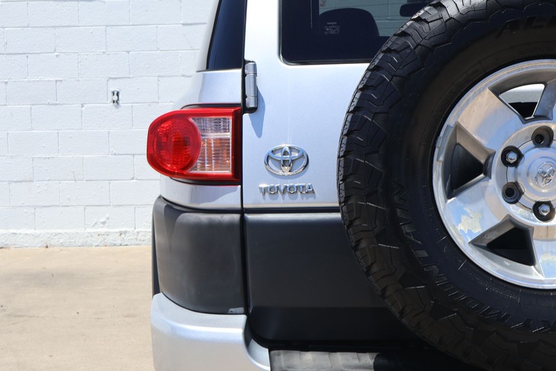 Toyota FJ Cruiser Vehicle Full-screen Gallery Image 07