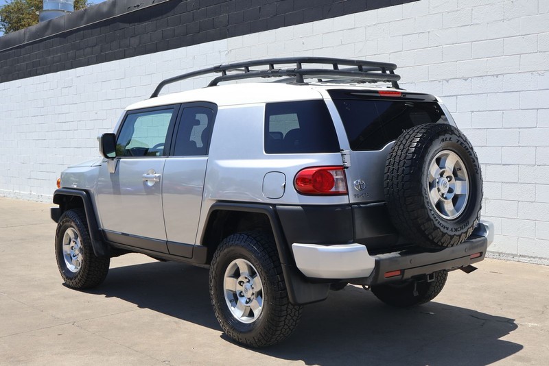Toyota FJ Cruiser Vehicle Full-screen Gallery Image 09