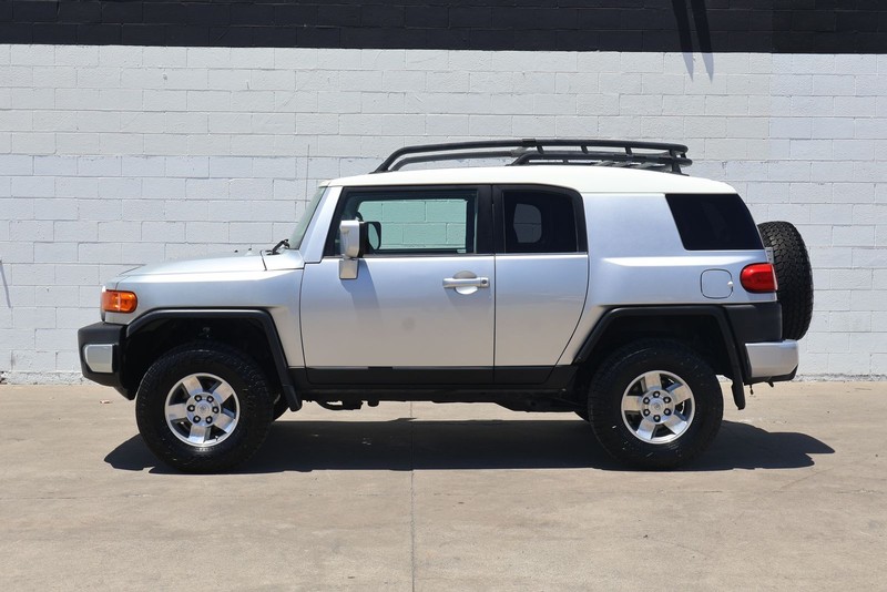 Toyota FJ Cruiser Vehicle Full-screen Gallery Image 10
