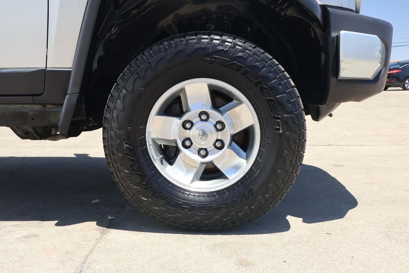 Toyota FJ Cruiser Vehicle Full-screen Gallery Image 13
