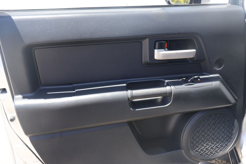 Toyota FJ Cruiser Vehicle Full-screen Gallery Image 14