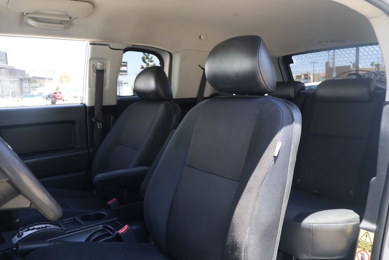 Toyota FJ Cruiser Vehicle Full-screen Gallery Image 16