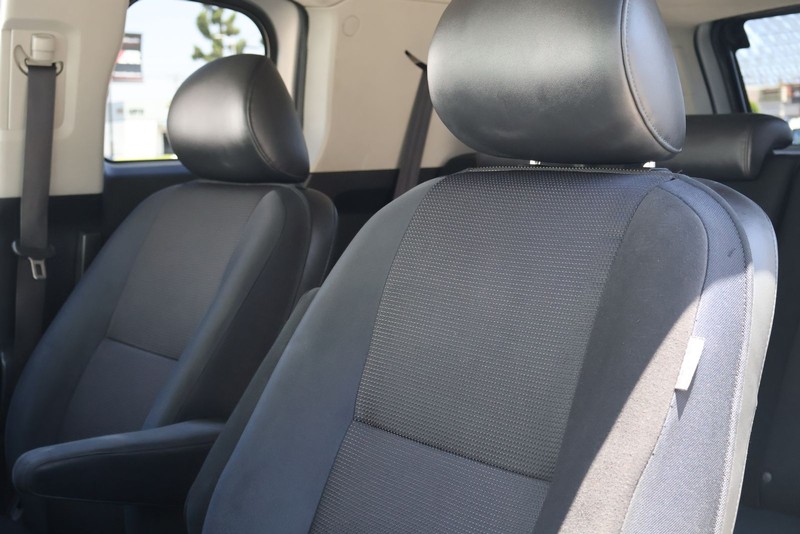 Toyota FJ Cruiser Vehicle Full-screen Gallery Image 17