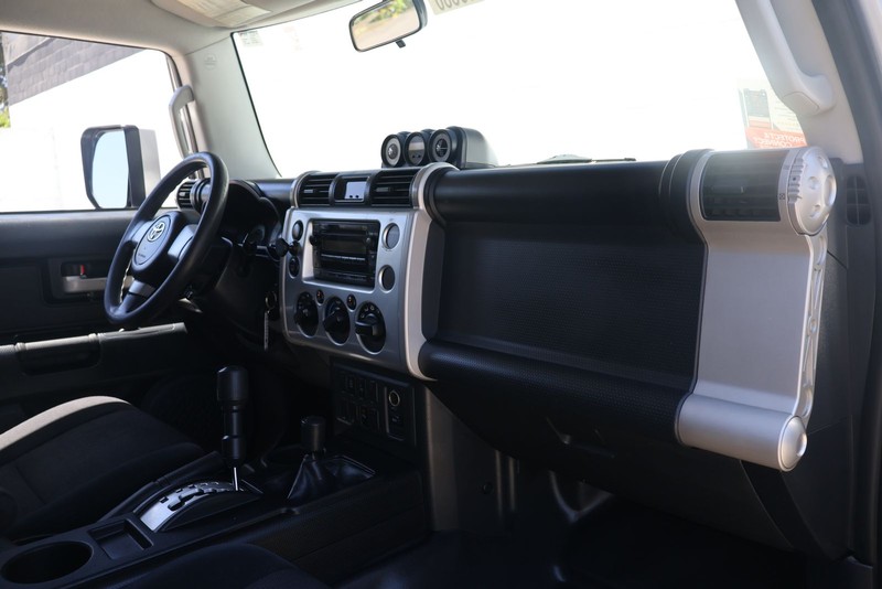 Toyota FJ Cruiser Vehicle Full-screen Gallery Image 18