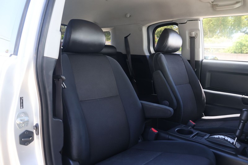 Toyota FJ Cruiser Vehicle Full-screen Gallery Image 19