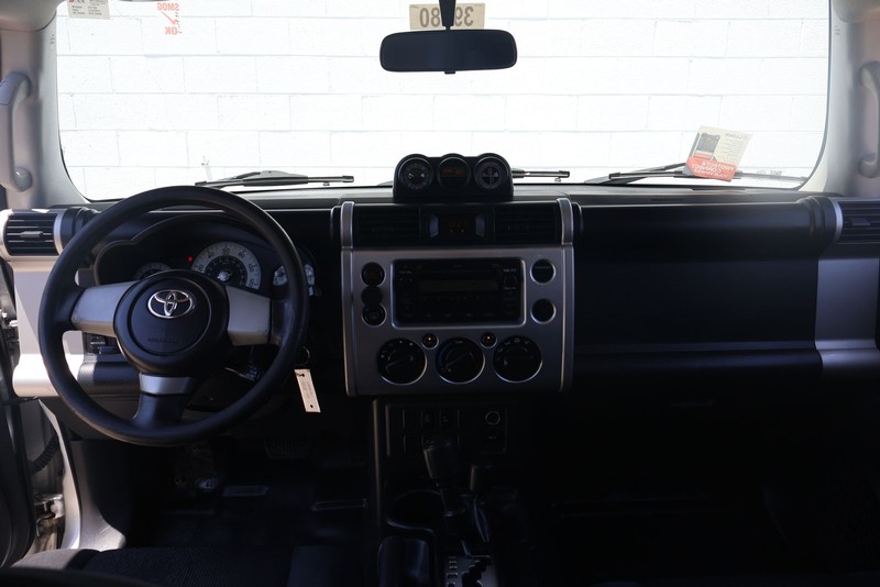 Toyota FJ Cruiser Vehicle Full-screen Gallery Image 21