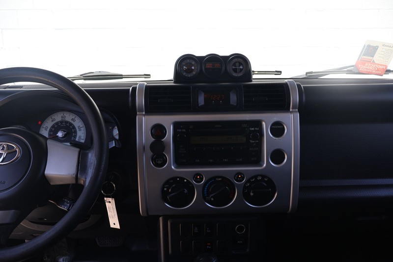 Toyota FJ Cruiser Vehicle Full-screen Gallery Image 24