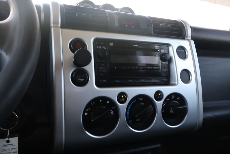 Toyota FJ Cruiser Vehicle Full-screen Gallery Image 26