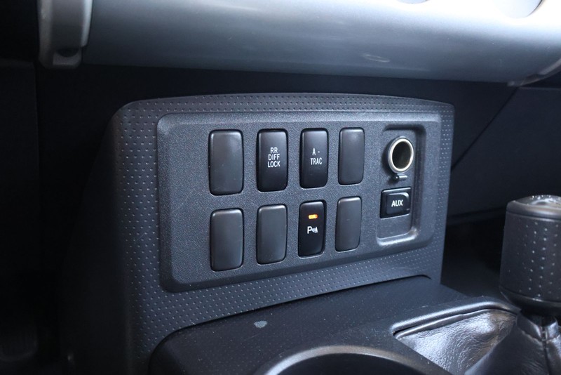 Toyota FJ Cruiser Vehicle Full-screen Gallery Image 27
