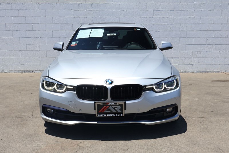 BMW 3 Series Vehicle Full-screen Gallery Image 02