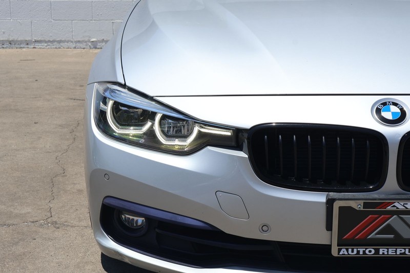 BMW 3 Series Vehicle Full-screen Gallery Image 03