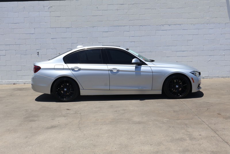 BMW 3 Series Vehicle Full-screen Gallery Image 04