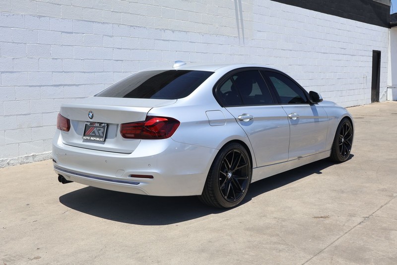 BMW 3 Series Vehicle Full-screen Gallery Image 05