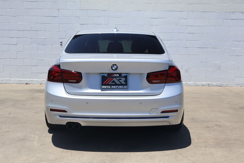 BMW 3 Series Vehicle Full-screen Gallery Image 06