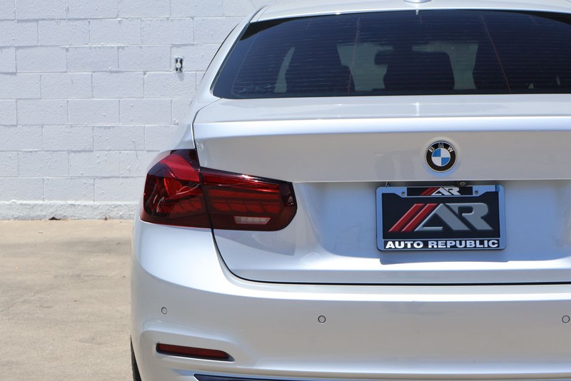 BMW 3 Series Vehicle Full-screen Gallery Image 07