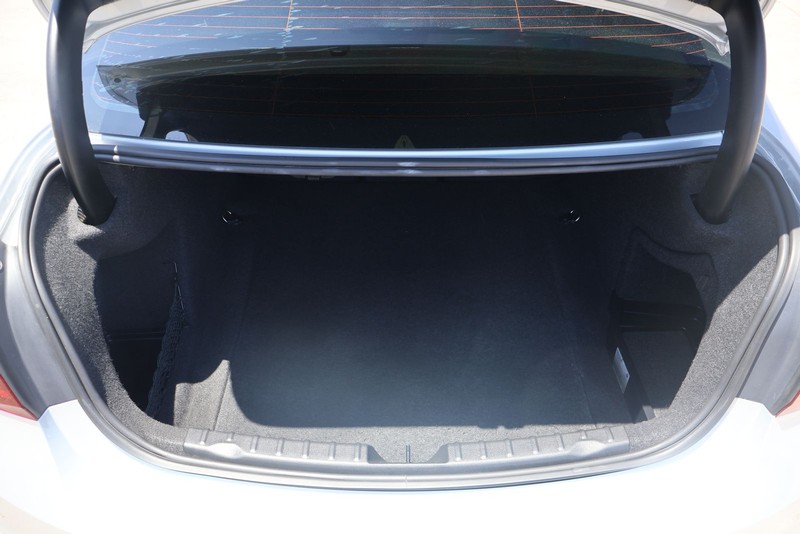 BMW 3 Series Vehicle Full-screen Gallery Image 08