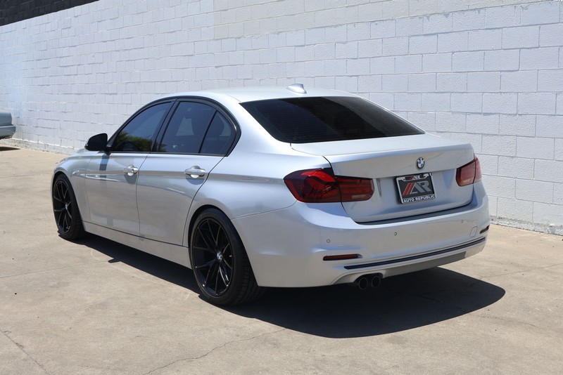 BMW 3 Series Vehicle Full-screen Gallery Image 09