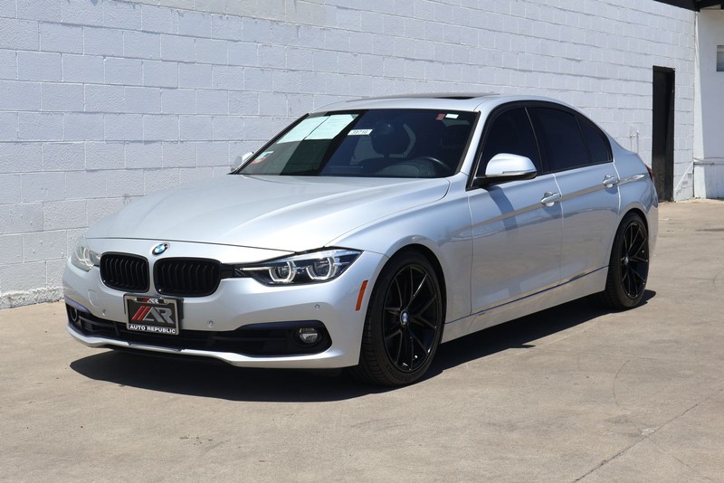 BMW 3 Series Vehicle Full-screen Gallery Image 11