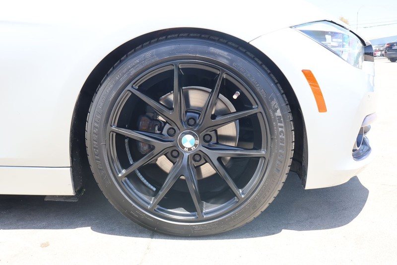 BMW 3 Series Vehicle Full-screen Gallery Image 13