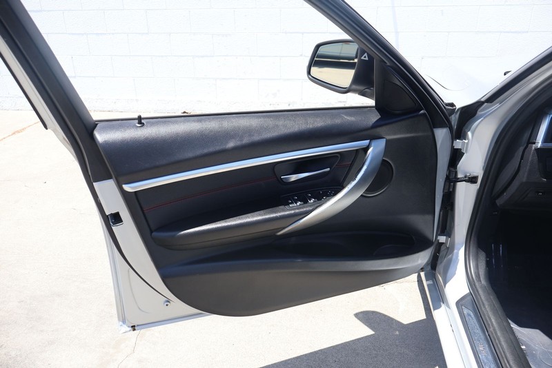 BMW 3 Series Vehicle Full-screen Gallery Image 14