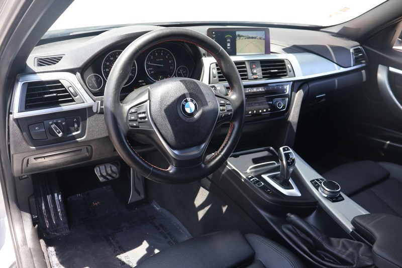 BMW 3 Series Vehicle Full-screen Gallery Image 15