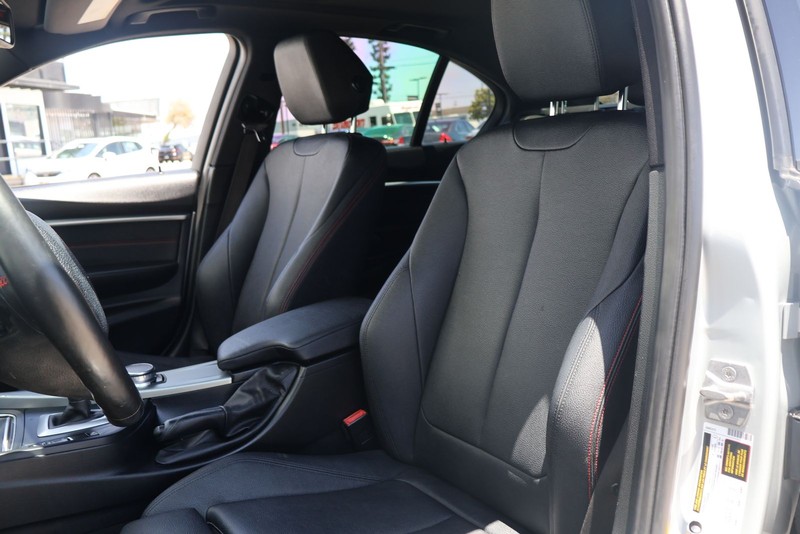 BMW 3 Series Vehicle Full-screen Gallery Image 16