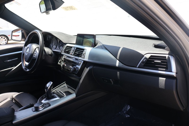 BMW 3 Series Vehicle Full-screen Gallery Image 18