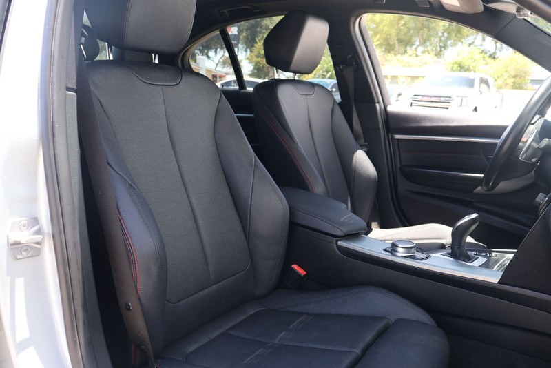 BMW 3 Series Vehicle Full-screen Gallery Image 19