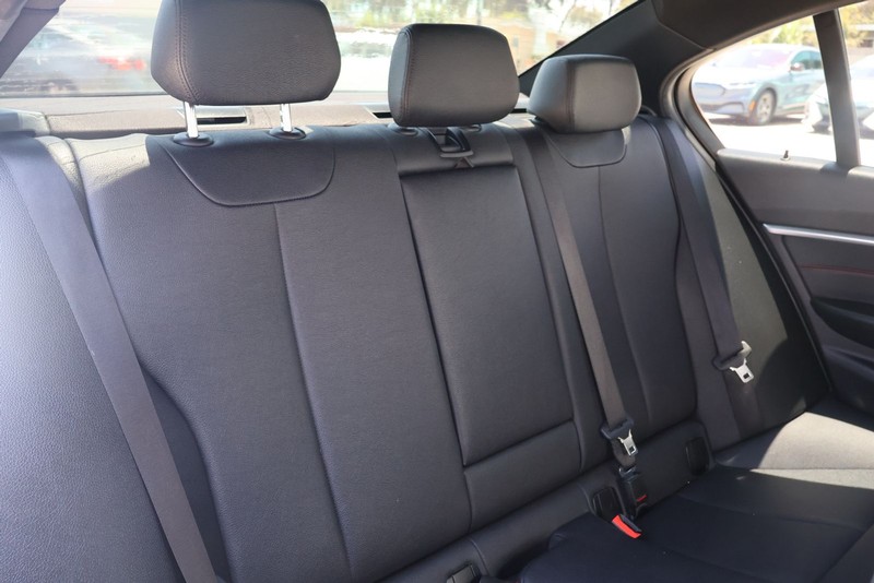 BMW 3 Series Vehicle Full-screen Gallery Image 20