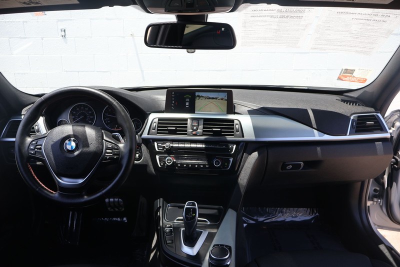 BMW 3 Series Vehicle Full-screen Gallery Image 21