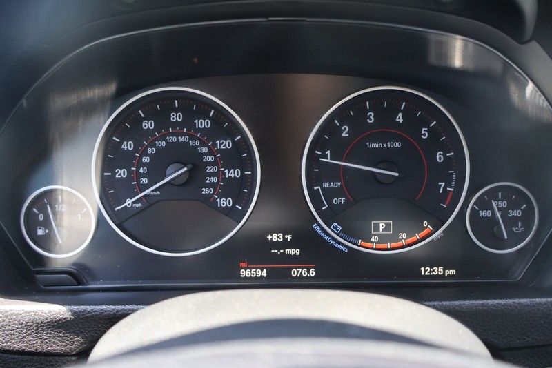 BMW 3 Series Vehicle Full-screen Gallery Image 22