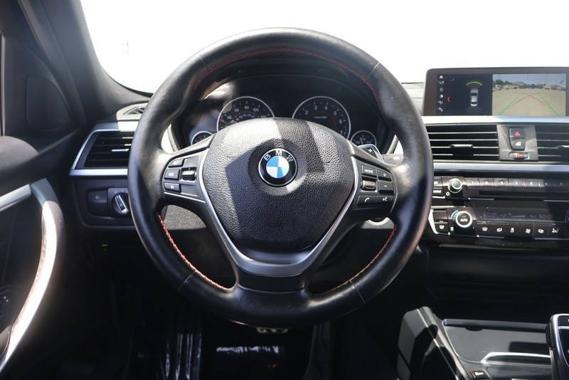 BMW 3 Series Vehicle Full-screen Gallery Image 23