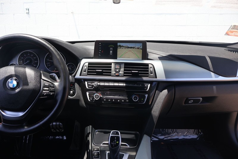 BMW 3 Series Vehicle Full-screen Gallery Image 24