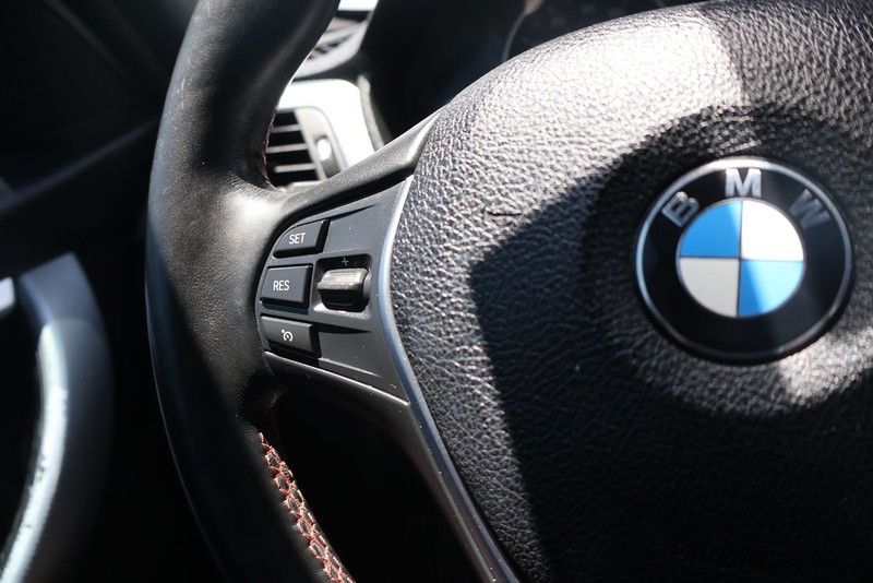 BMW 3 Series Vehicle Full-screen Gallery Image 25