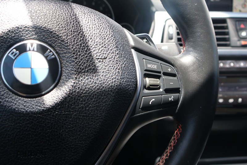 BMW 3 Series Vehicle Full-screen Gallery Image 26