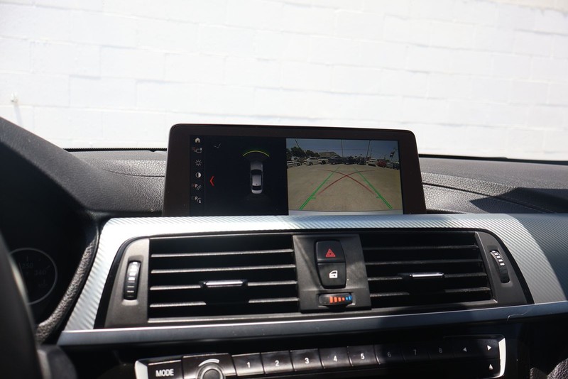 BMW 3 Series Vehicle Full-screen Gallery Image 28
