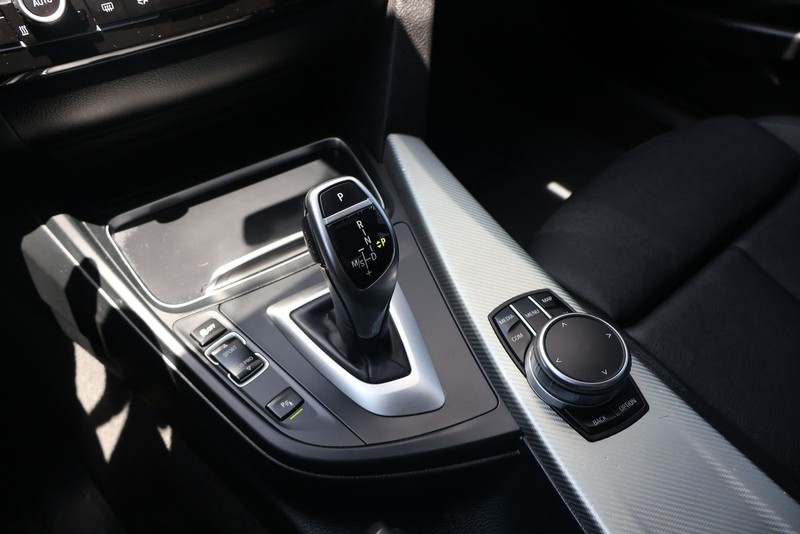 BMW 3 Series Vehicle Full-screen Gallery Image 29