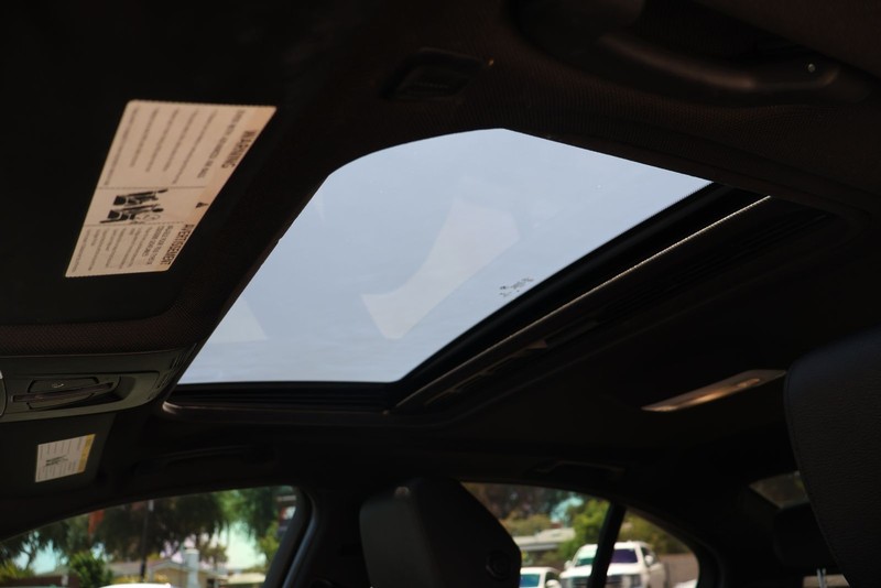 BMW 3 Series Vehicle Full-screen Gallery Image 30