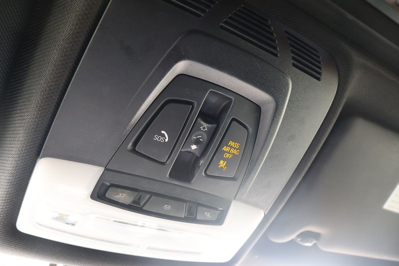 BMW 3 Series Vehicle Full-screen Gallery Image 31