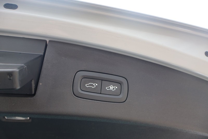 Polestar 2 Vehicle Full-screen Gallery Image 09