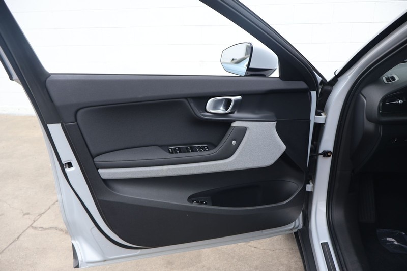 Polestar 2 Vehicle Full-screen Gallery Image 15