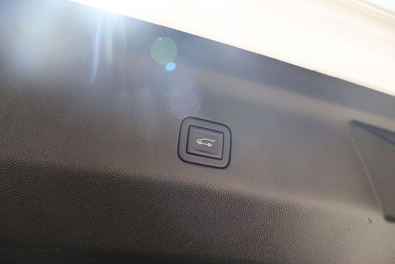 GMC Yukon XL Vehicle Full-screen Gallery Image 09