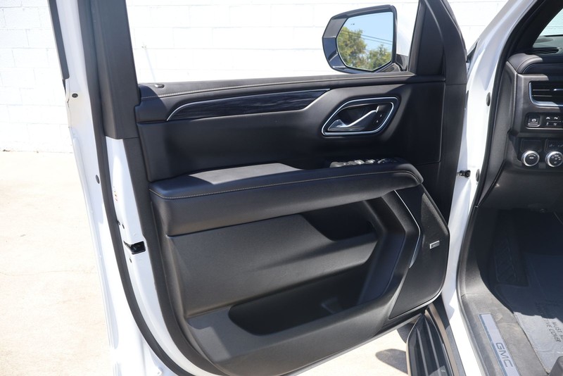 GMC Yukon XL Vehicle Full-screen Gallery Image 15