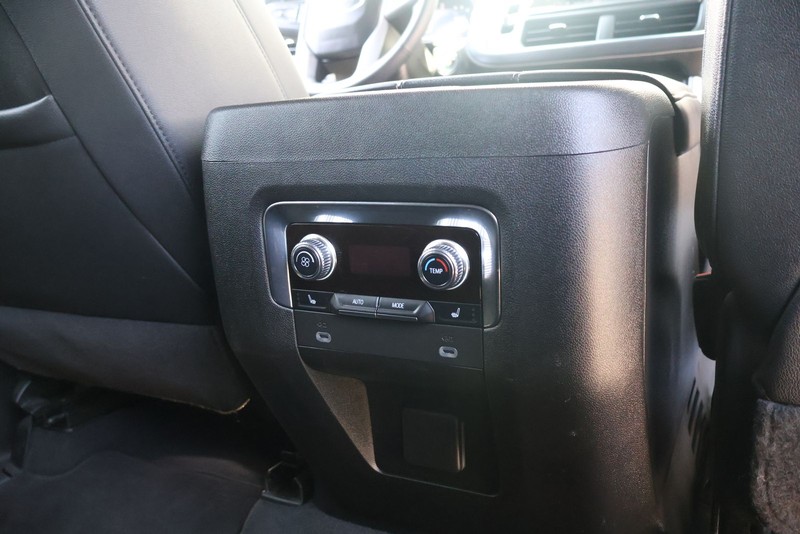 GMC Yukon XL Vehicle Full-screen Gallery Image 23