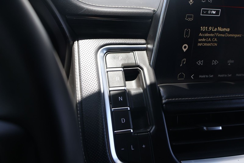 GMC Yukon XL Vehicle Full-screen Gallery Image 29