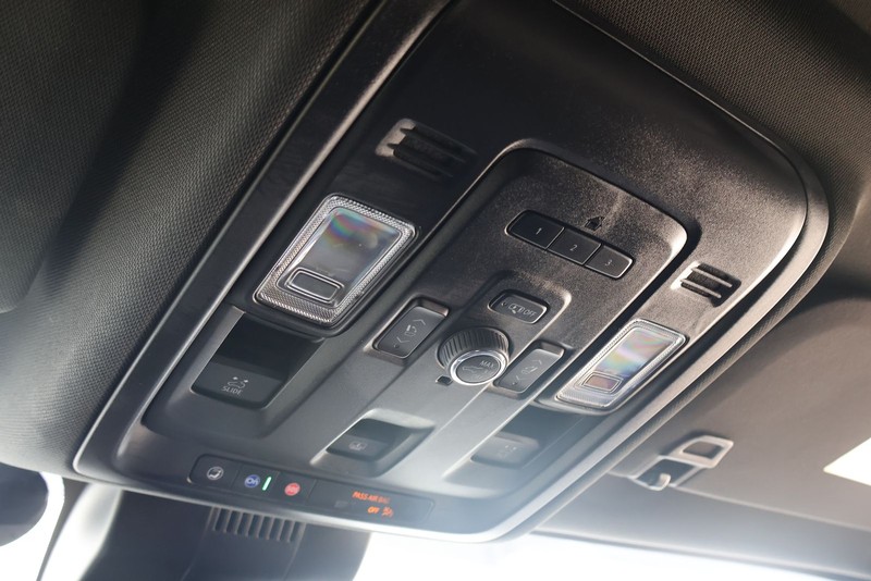 GMC Yukon XL Vehicle Full-screen Gallery Image 34