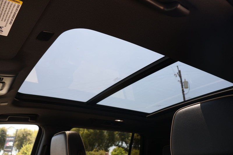 GMC Yukon XL Vehicle Full-screen Gallery Image 35